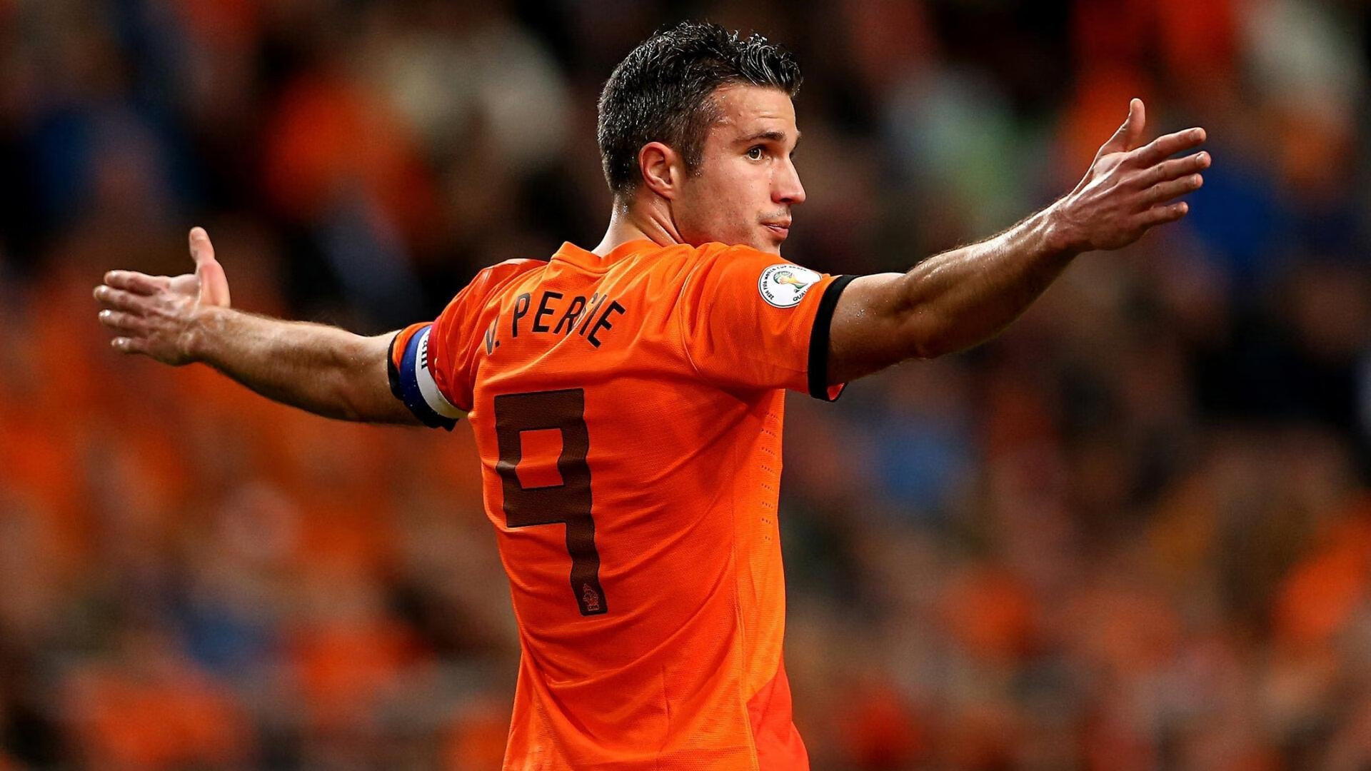 蓝桥锋刃收割几内亚防线，莱万现象级压制诠释现代中锋美学